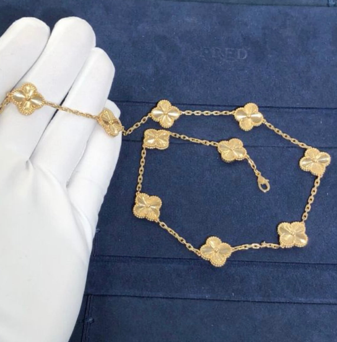 שרשרת 10 תלתנים בגוון זהב עם תליון תלתן בגוון זהב