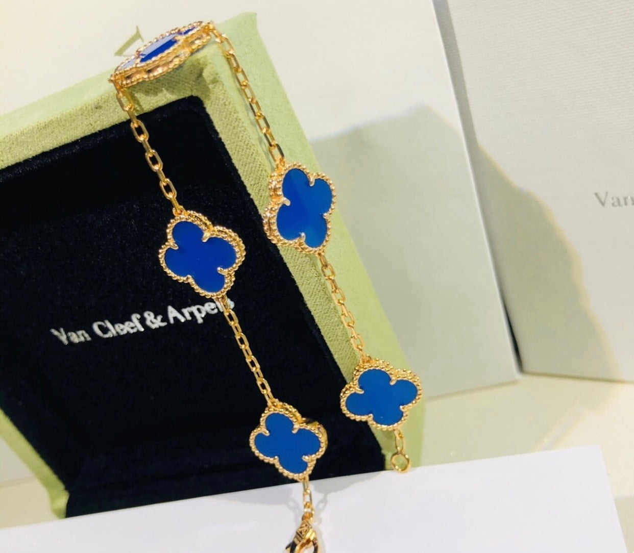 צמיד תלתן בציפוי זהב צהוב 18 קראט עם תלתן כחול – יוקרה עוצמתית וסגנון נצחי - Jewelluxe