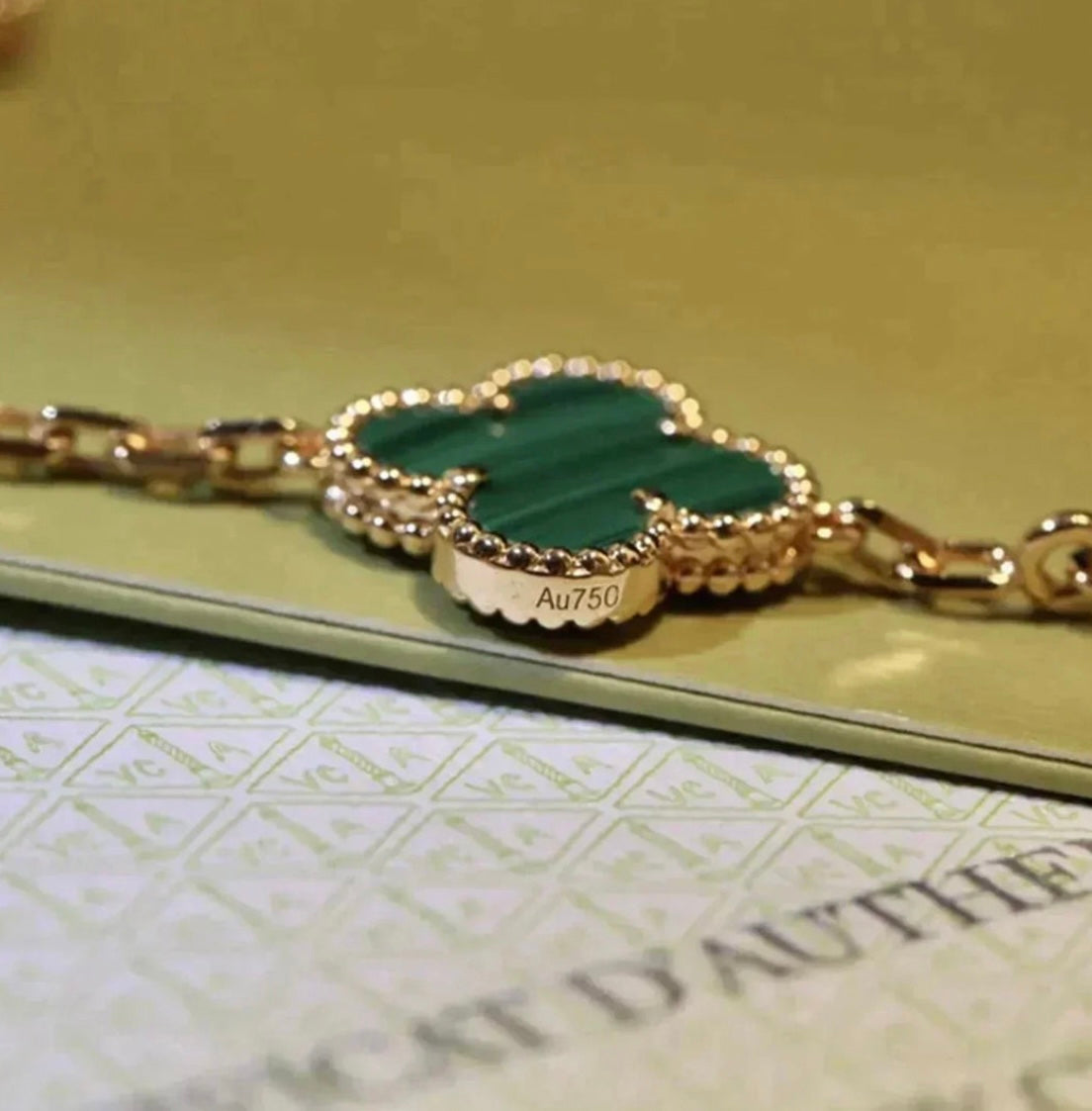 Bracelet trèfle doré avec 5 trèfles verts — JEWELLUXE™