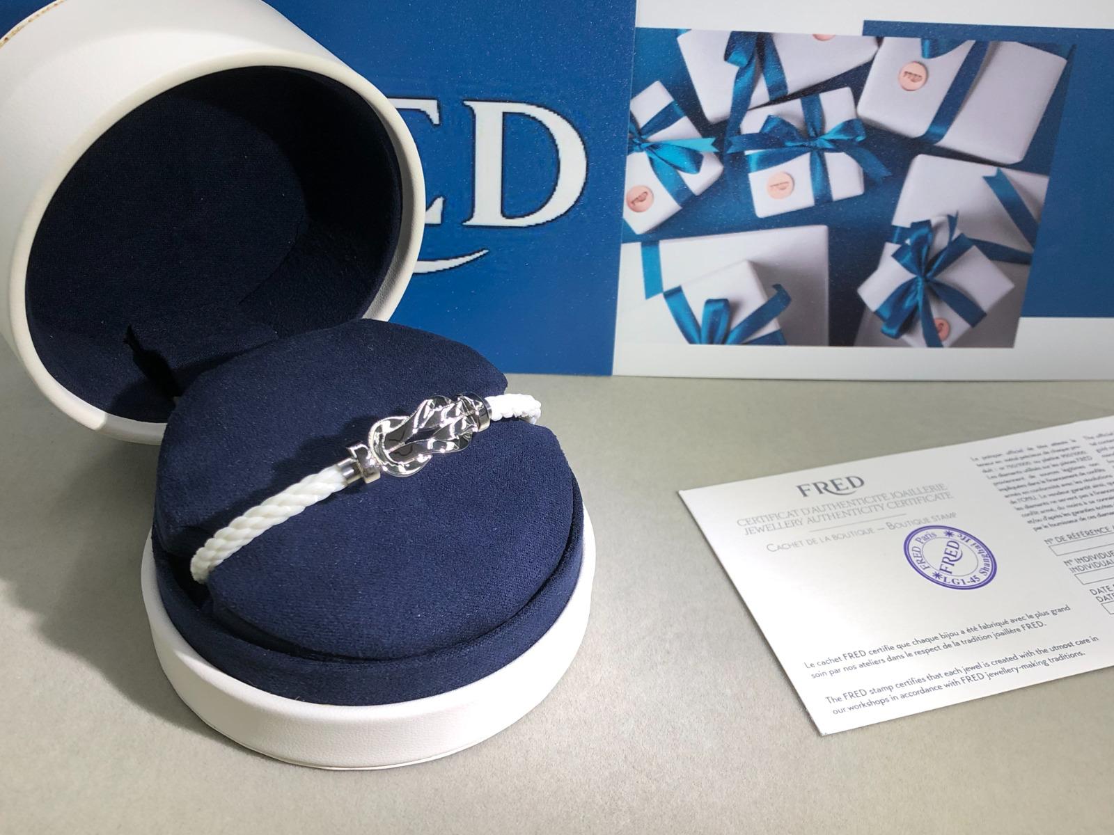 צמיד יוקרתי עם רצועת חבל לבנה ואבזם אינסוף בגוון כסף מבריק