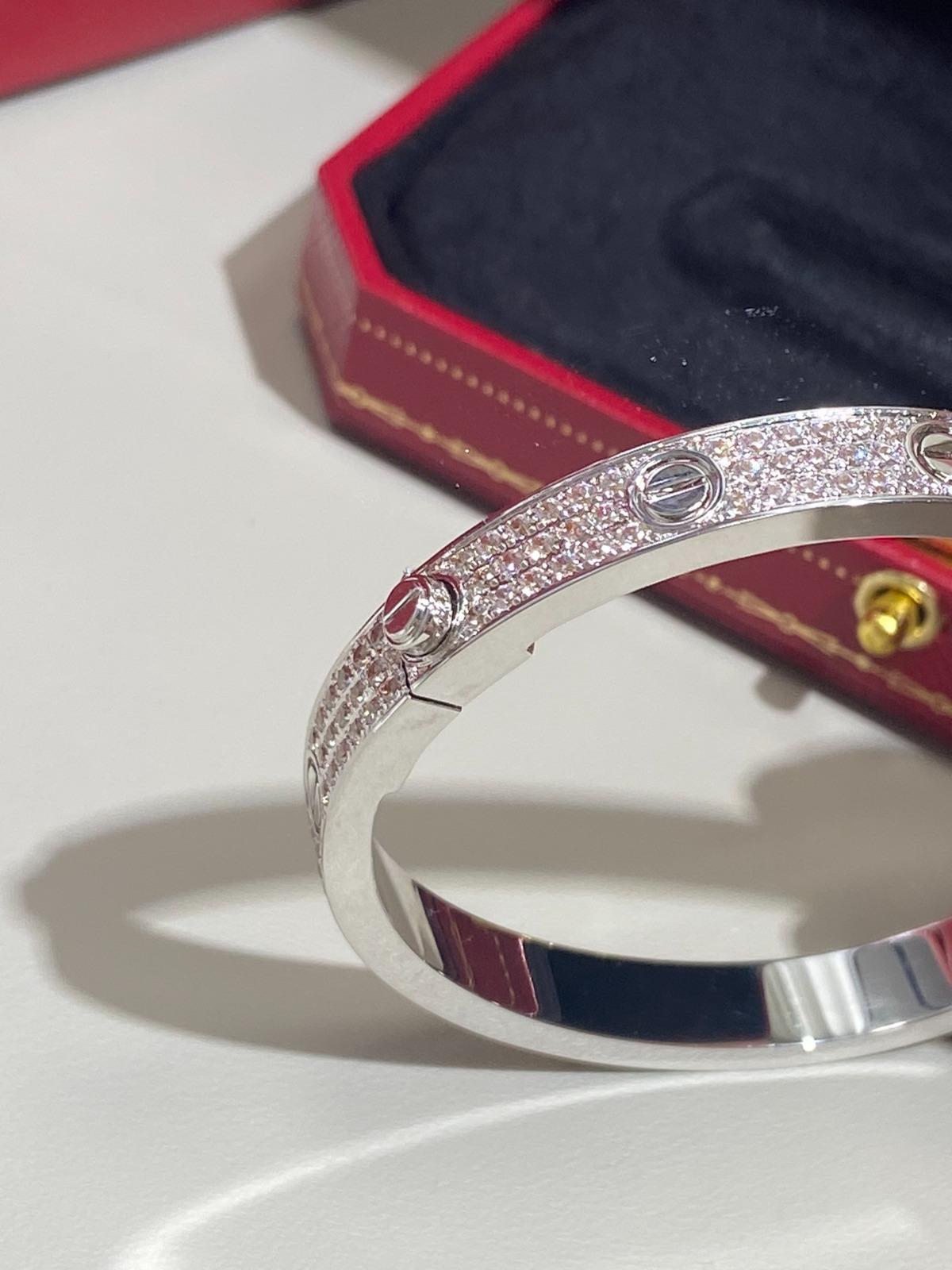 צמיד כסף בעיצוב יוקרתי – בעובי מחמיא ובוהק בלתי נשכח - Jewelluxe