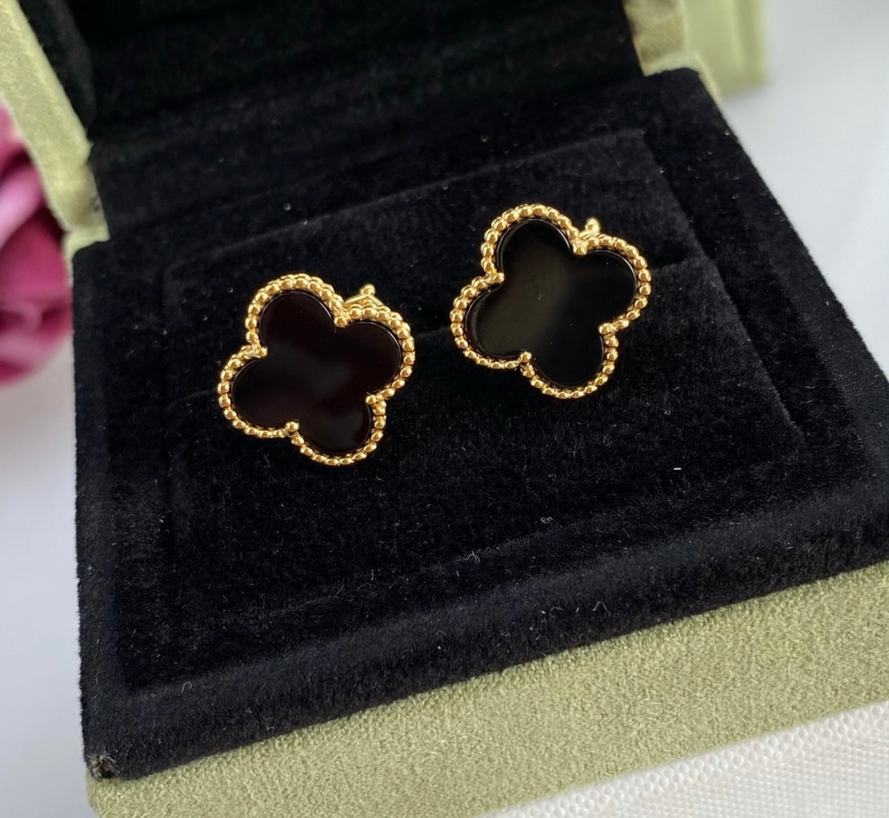 עגילי תלתן בגוון שחור – אלגנטיות קלאסית