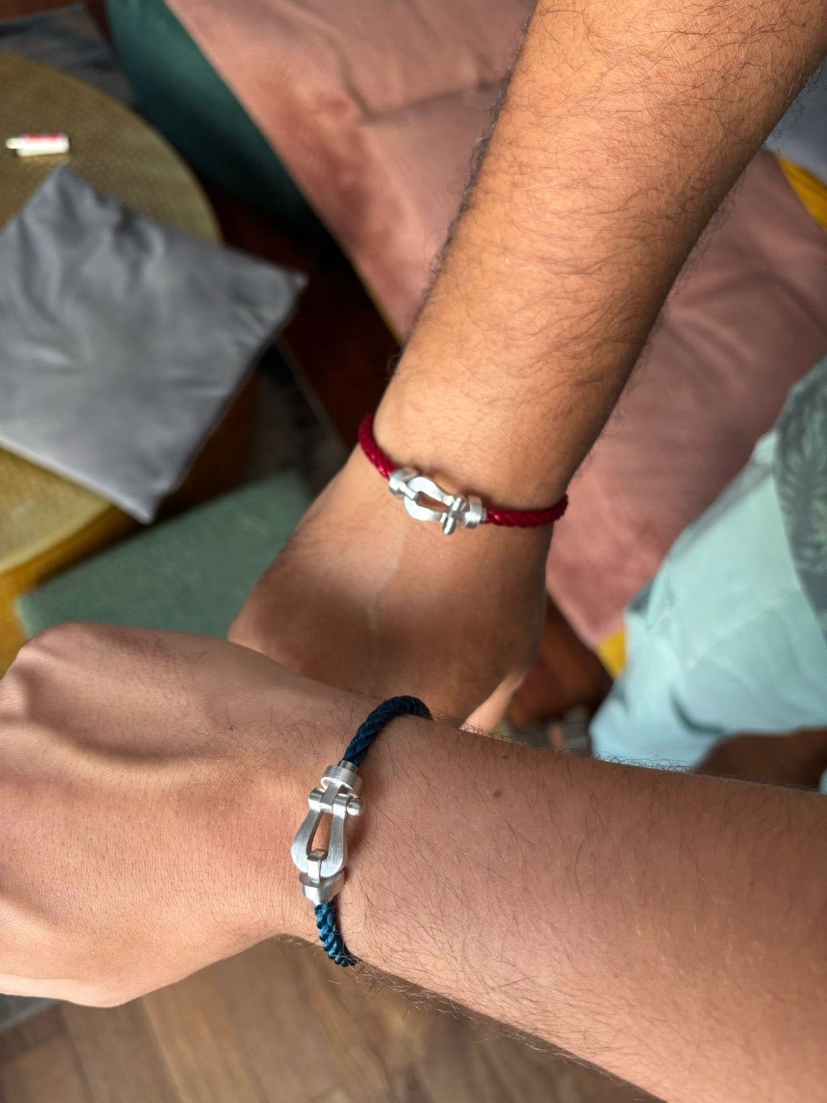 Bracelet de luxe à cordon rouge et fermoir brossé couleur argent — JEWELLUXE™