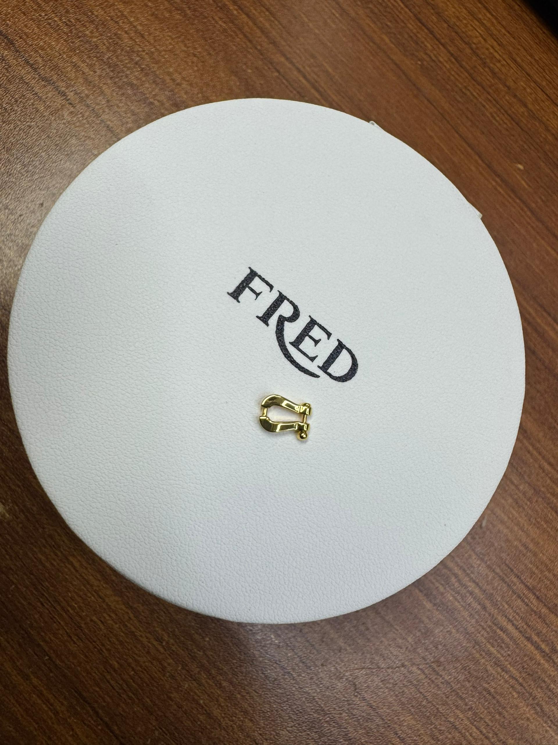 צמיד יוקרתי חוט בגוון אדום עם אבזם בגוון זהב