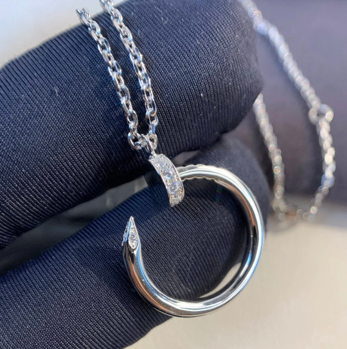 שרשרת אלגנטית מסמר בגוון כסף משובצת זירקונים נוצצים