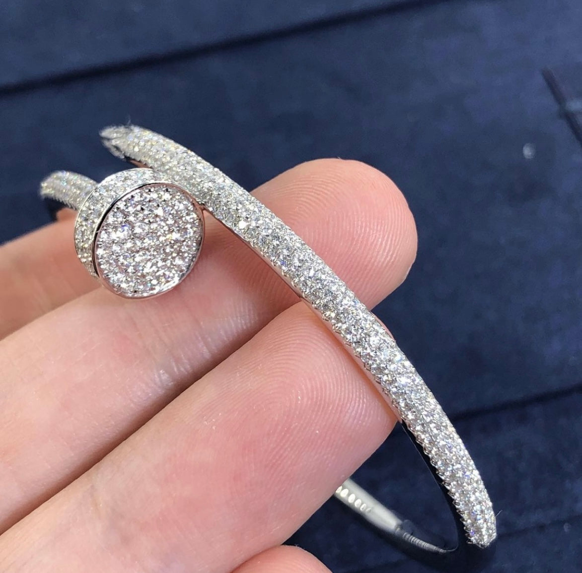 צמיד אלגנטי מסמר בגוון כסוף משובץ זירקונים נוצצים