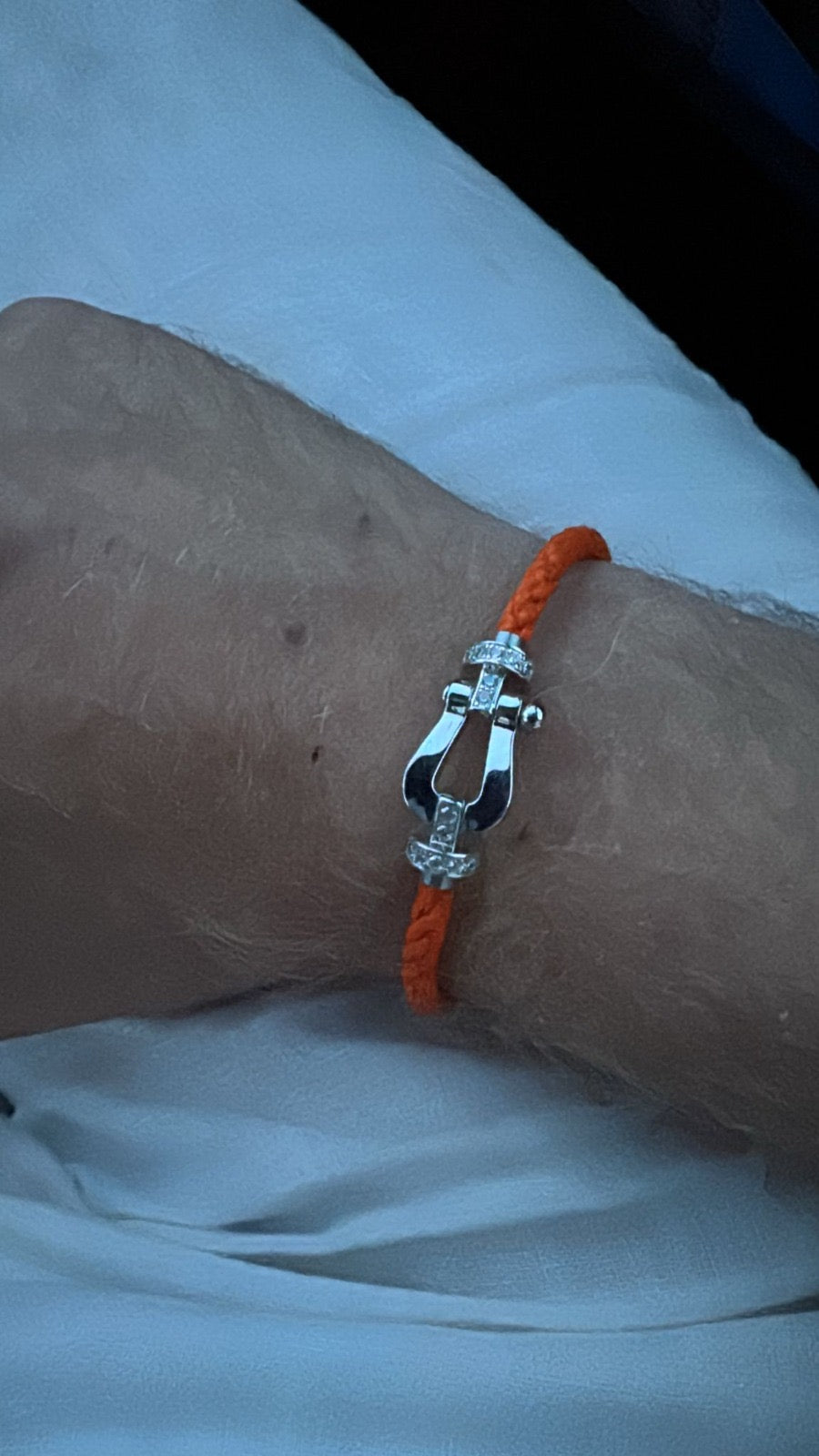 Bracelet luxueux avec un cordon orange et une boucle couleur argent incrustée de demi-oxydes de zirconium scintillants — JEWELLUXE™