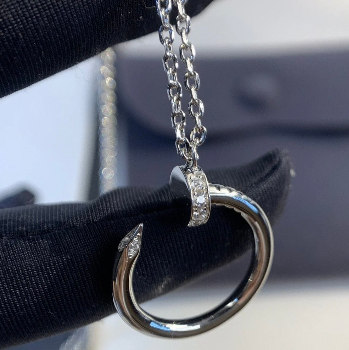 שרשרת אלגנטית מסמר בגוון כסף משובצת זירקונים נוצצים