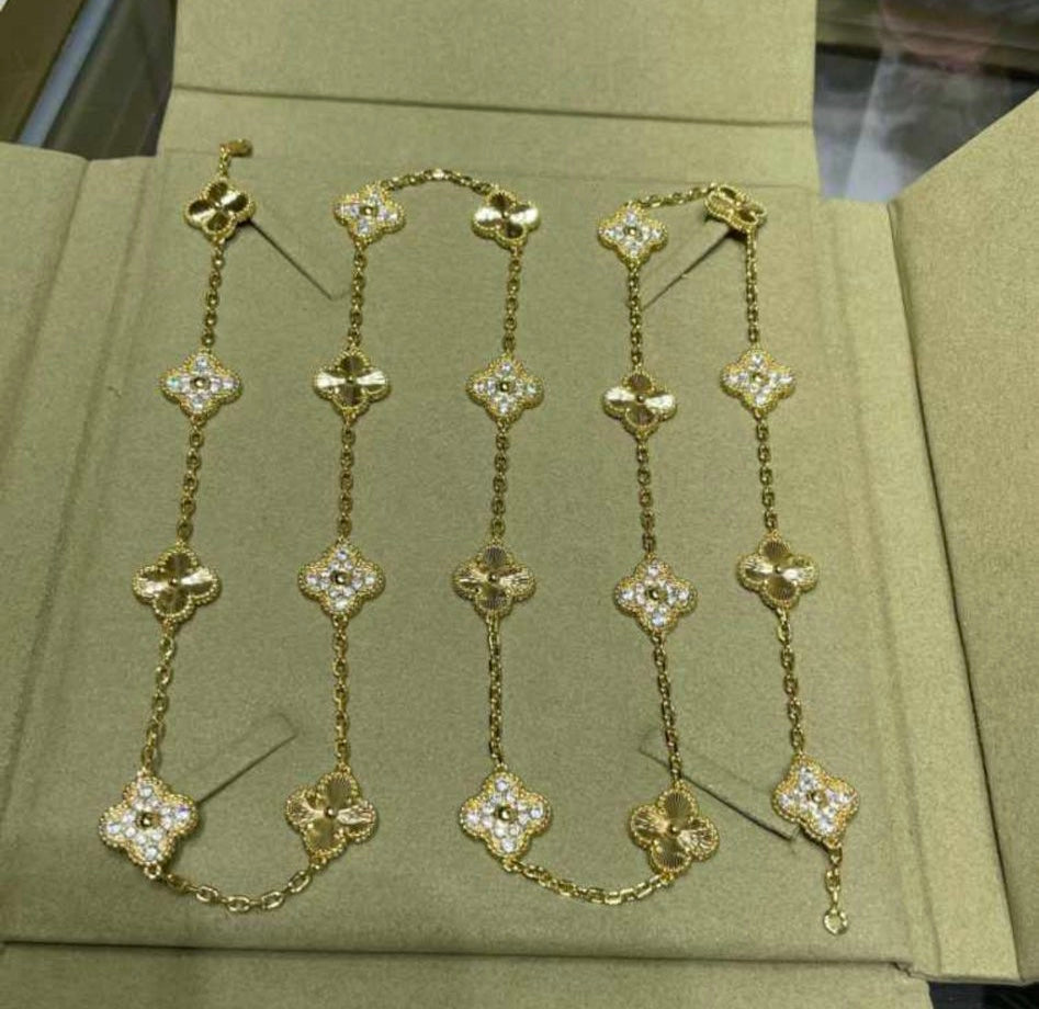 שרשרת 20 תלתנים בגוון זהב עם תליון תלתן בגוון זהב ומשובץ זירקונים נוצצים