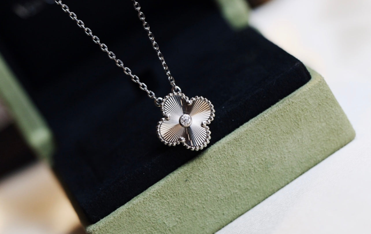 שרשרת תלתן קלאסית משובץ זירקון נוצץ במרכז