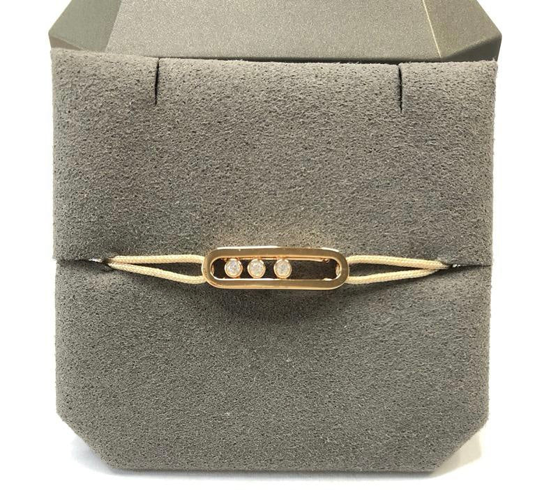 צמיד אהבה – חוט בגוון קרם עם אבזם בגוון זהב ורוד, 3 זירקונים נעים