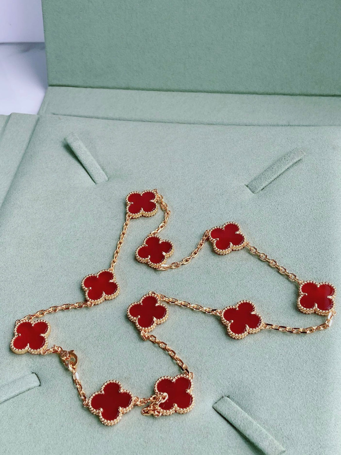 שרשרת יוקרתית בציפוי זהב עם תליון תלתן אדום - Jewelluxe