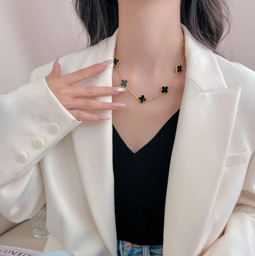 Halskette mit 10 Kleeblättern – schwarze Perlmutt-Details, voller Stil & Eleganz.