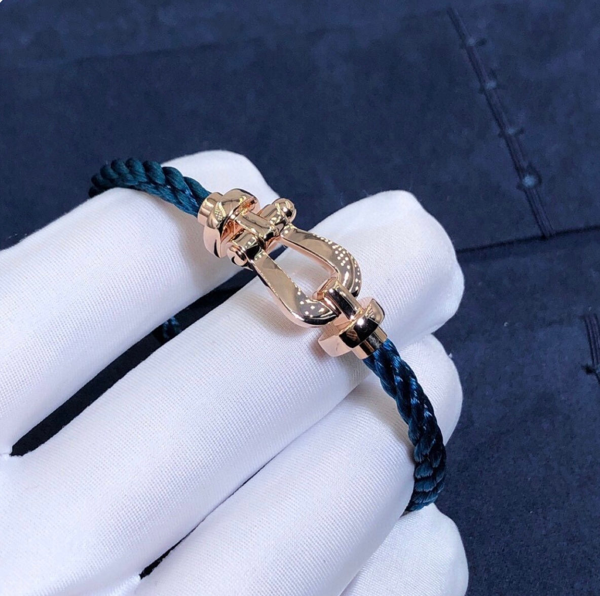 צמיד יוקרתי עם רצועת חבל בגוון ריביירה ואבזם בגוון זהב ורוד מבריק