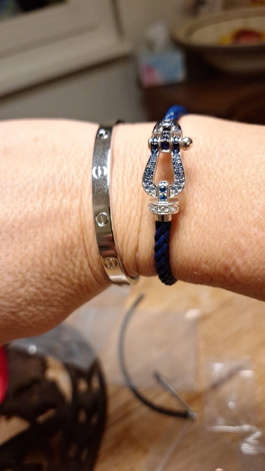 Bracelet de luxe avec un cordon bleu et un fermoir de couleur argenté incrusté de zircons étincelants — JEWELLUXE™