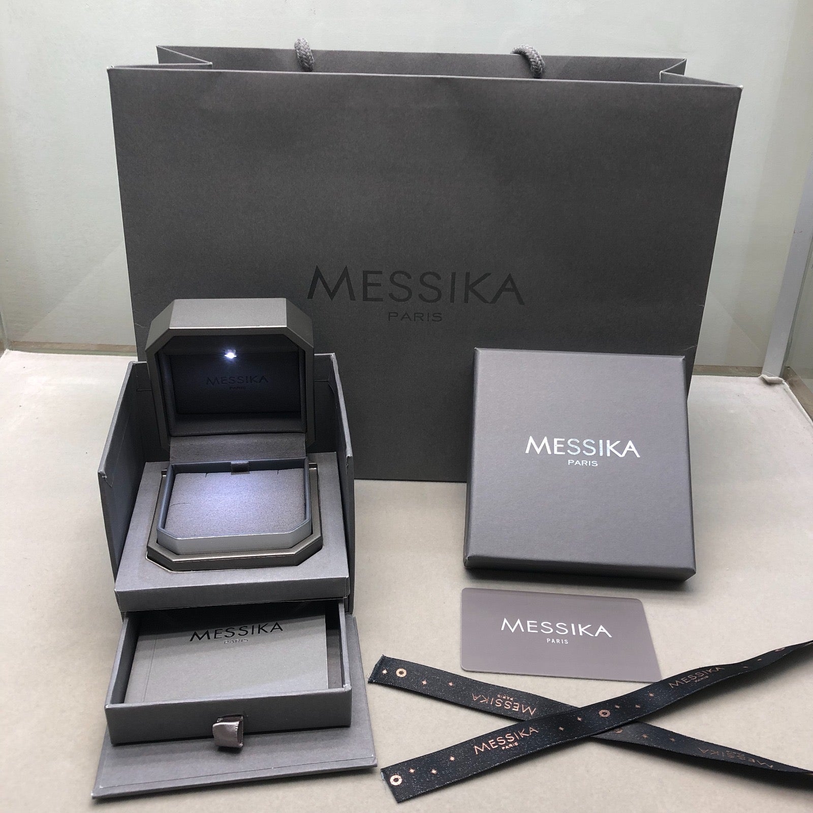 שרשרת אהבה – בגוון כסף עם 5 אבזמים, כל אבזם משובץ זירקון נעים ושיבוץ מסביב