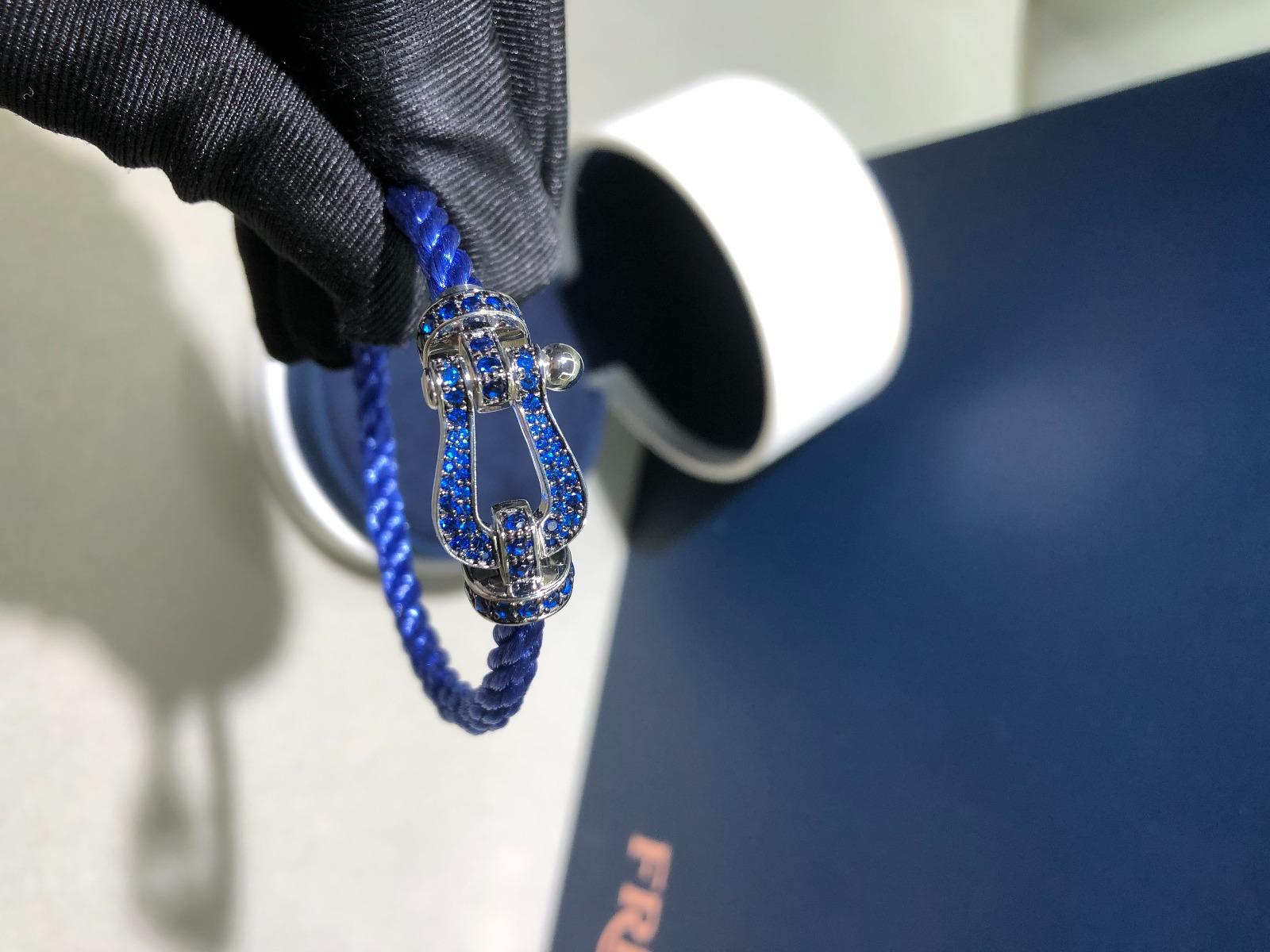 צמיד יוקרתי עם רצועת חבל (עבה) בצבע כחול, ואבזם כסוף משובץ זירקונים כחולים - Jewelluxe