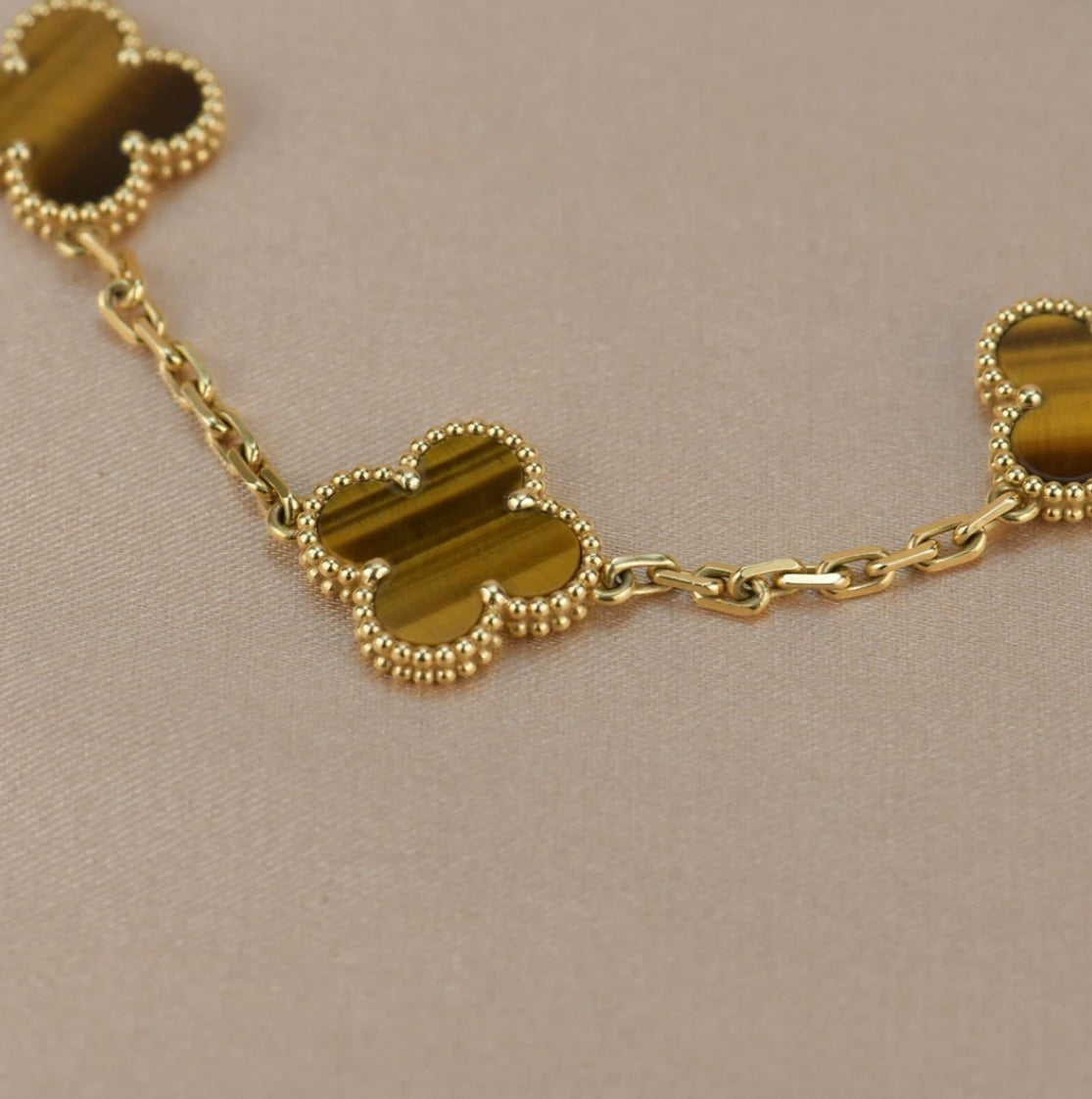 Kleeblatt-Armband mit 5 braunen Kleeblättern.