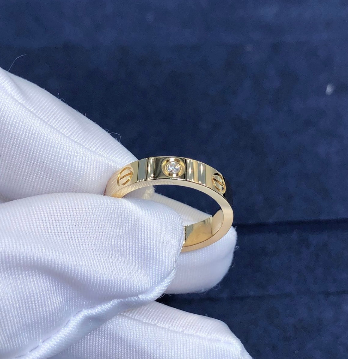 טבעת אלגנטית בגוון זהב משובץ זירקון 1 נוצץ