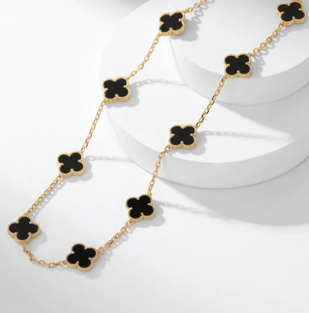 Halskette mit 10 Kleeblättern – schwarze Perlmutt-Details, voller Stil & Eleganz.