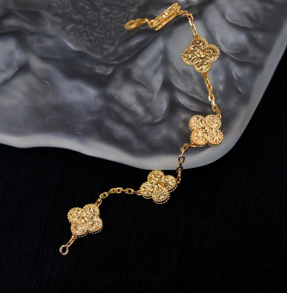 Dreiblatt-Armband mit 5 roségoldenen Kleeblättern