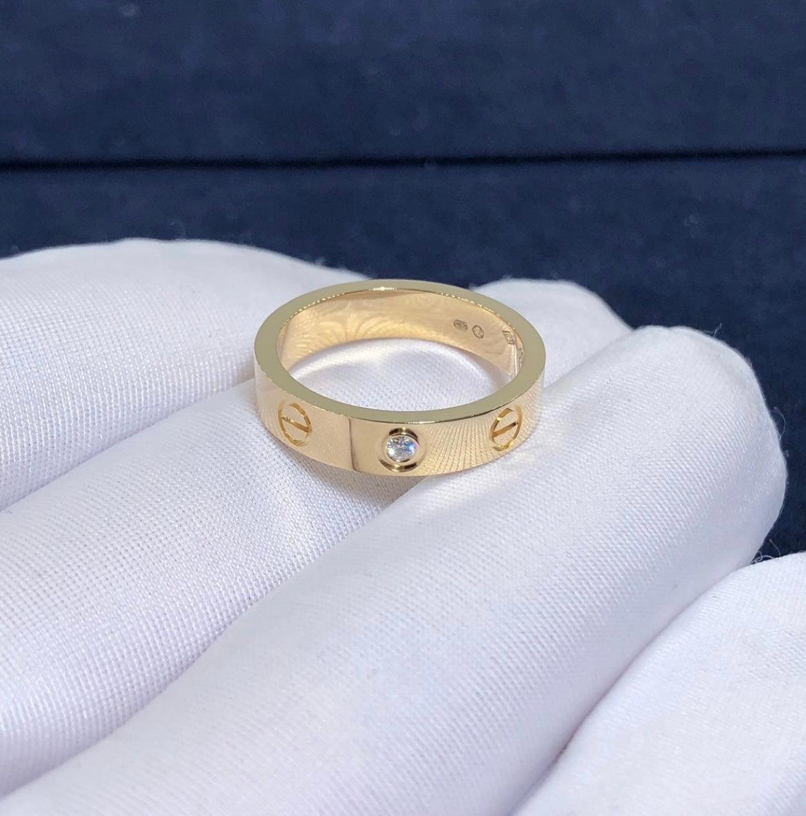 טבעת אלגנטית בגוון זהב משובץ זירקון 1 נוצץ