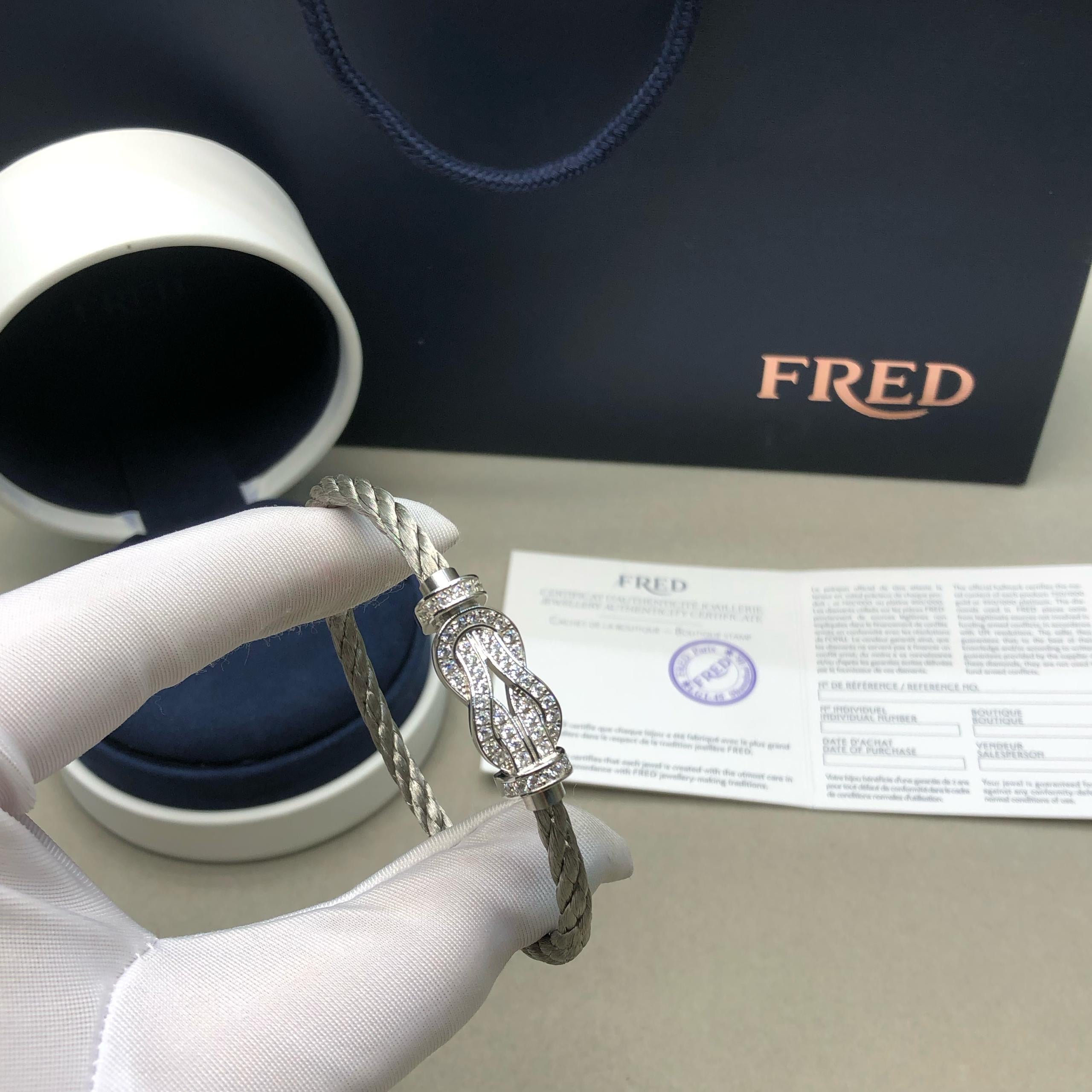 צמיד יוקרתי עם רצועת מתכת כסופה ואבזם אינסוף בגוון כסף משובץ זירקונים נוצצים