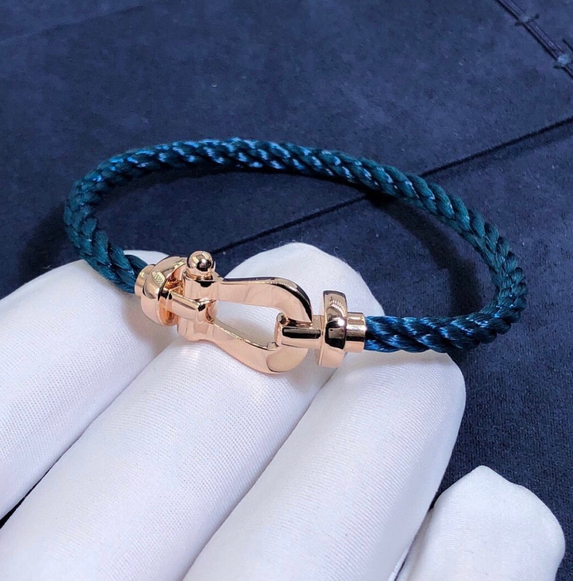 צמיד יוקרתי עם רצועת חבל בגוון ריביירה ואבזם בגוון זהב ורוד מבריק