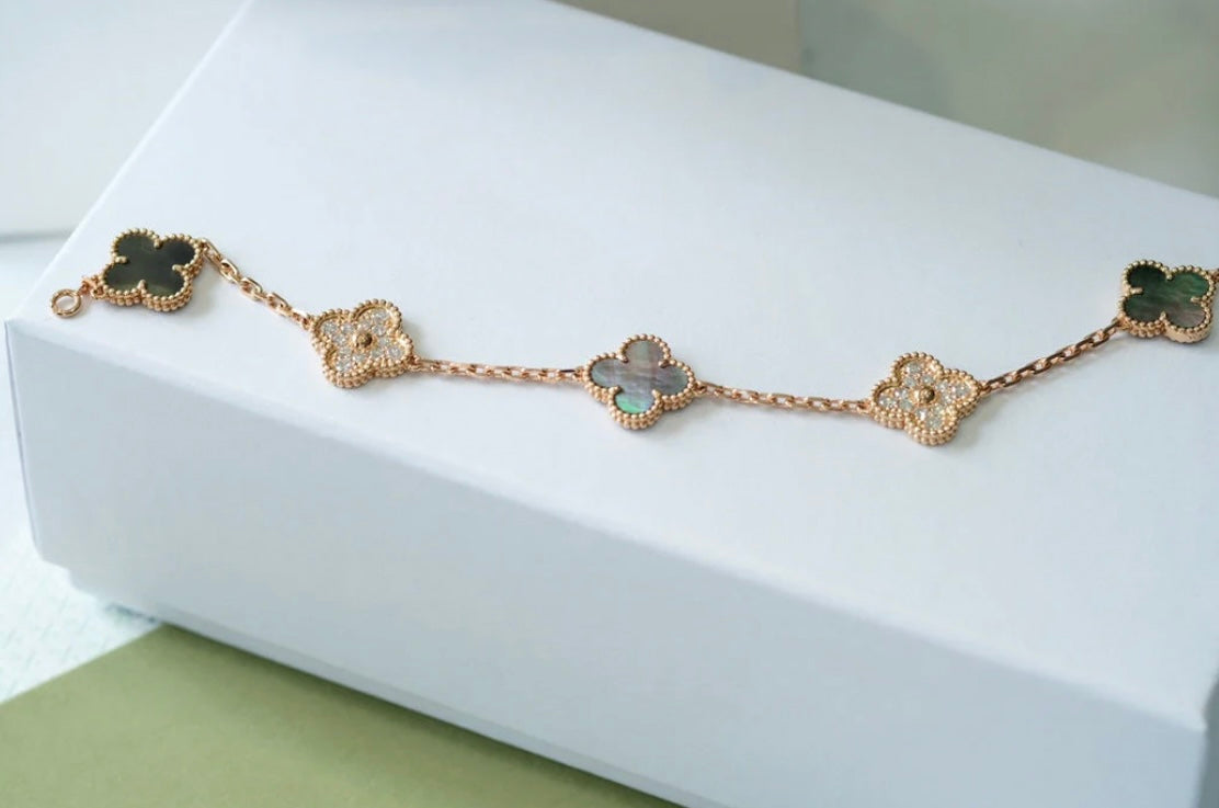 Kleeblatt-Armband mit 5 grauen Kleeblättern