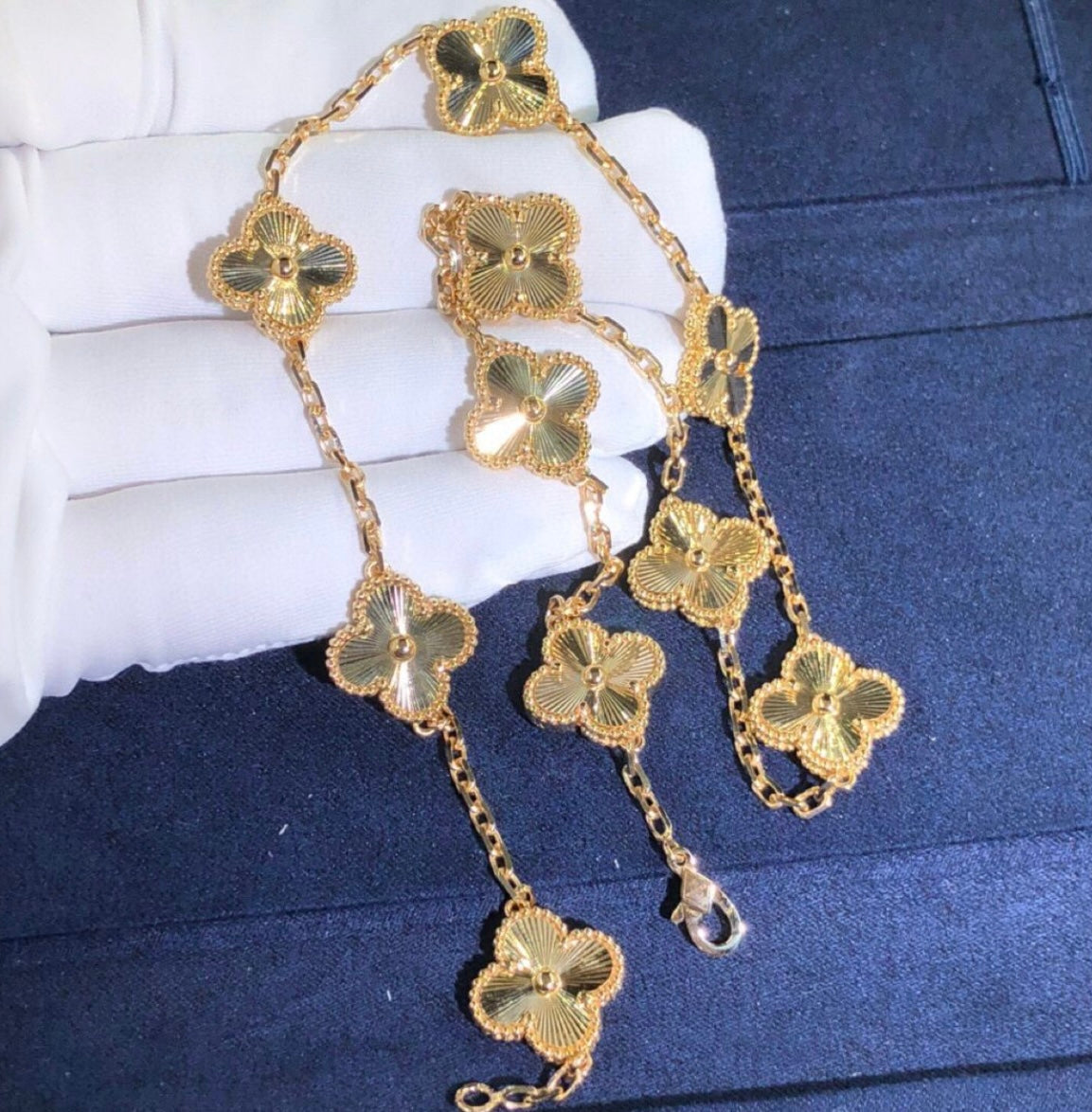 שרשרת 10 תלתנים בגוון זהב עם תליון תלתן בגוון זהב