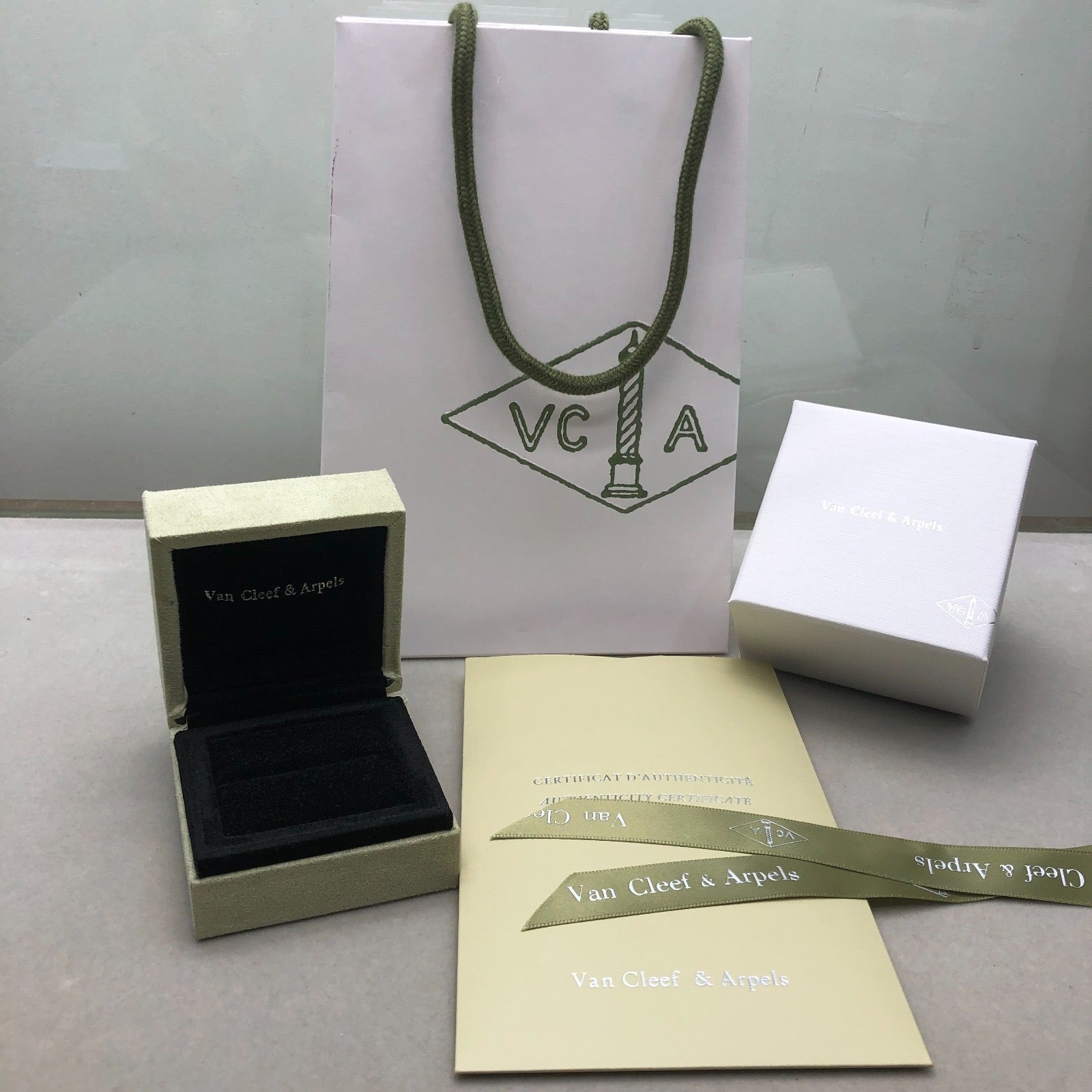 טבעת תלתן בגוון זהב – תלתן בגוון ירוק עם זירקון נוצץ במרכז