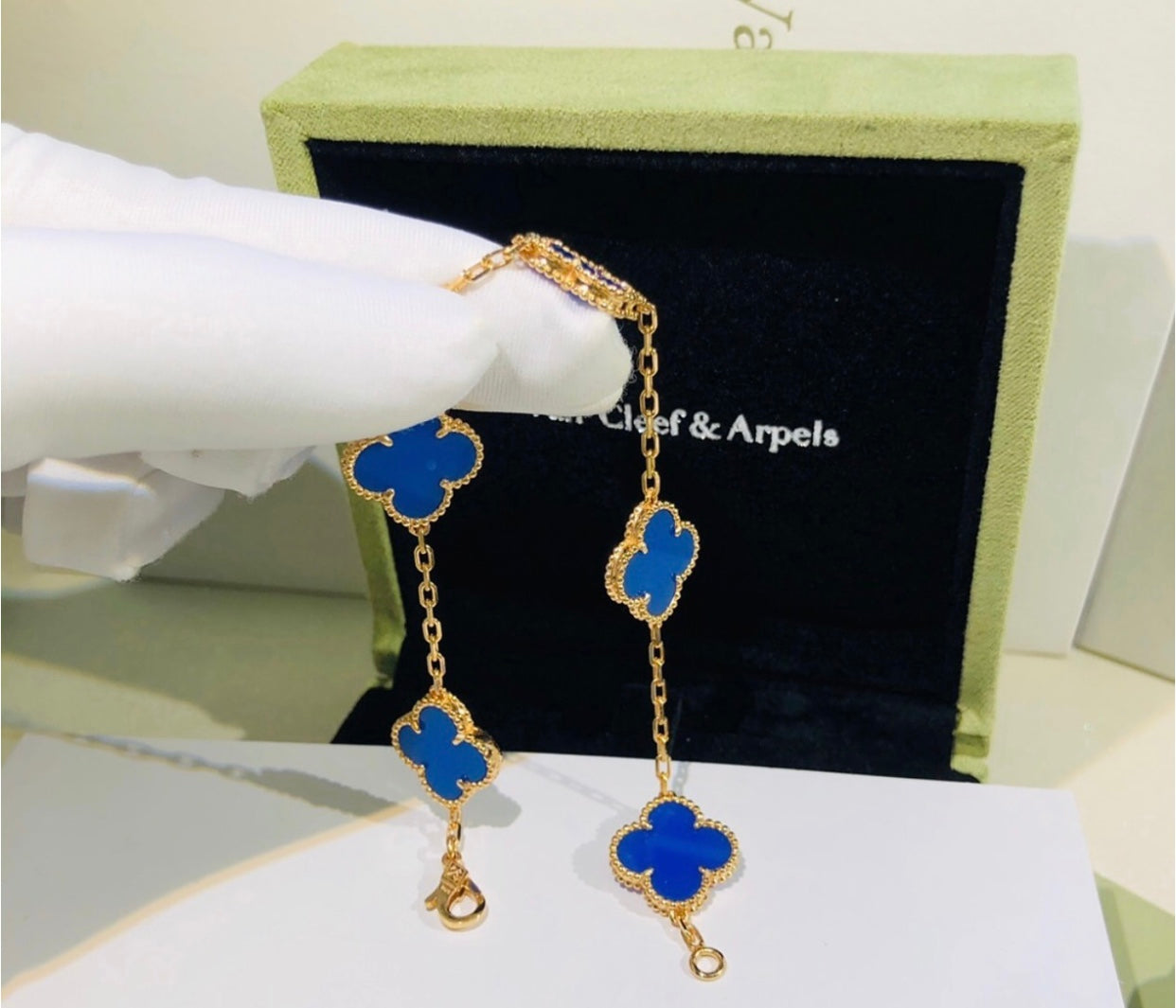 צמיד תלתן בציפוי זהב צהוב 18 קראט עם תלתן כחול – יוקרה עוצמתית וסגנון נצחי - Jewelluxe