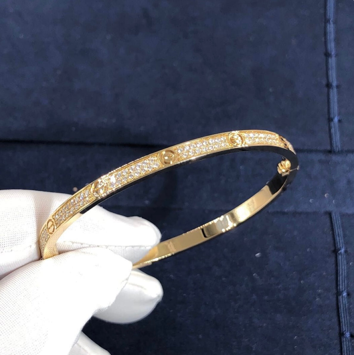 צמיד בציפוי זהב צהוב 18k משובץ זירקונים – יוקרה בסטייל מודרני - Jewelluxe