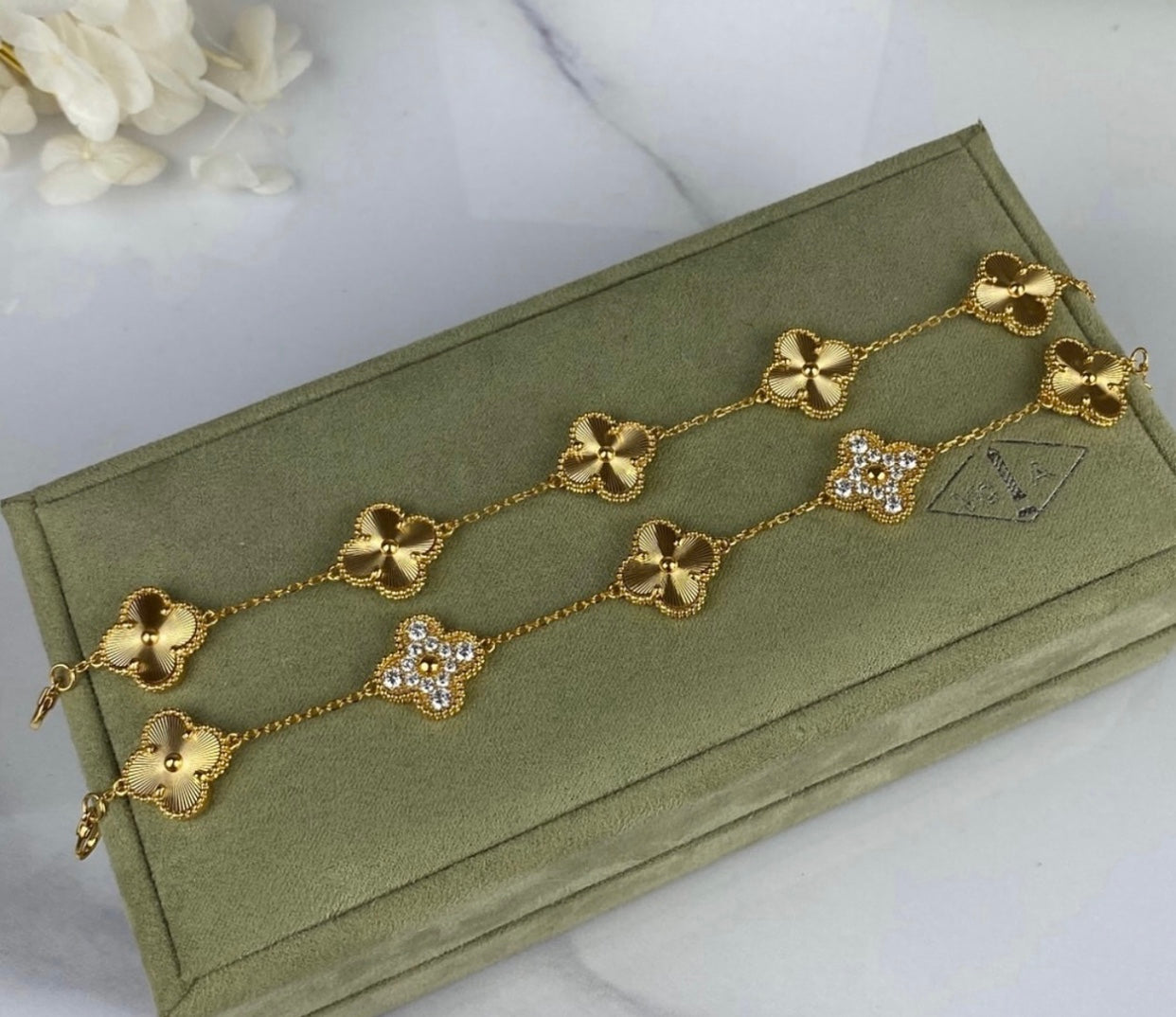 צמיד תלתן בציפוי זהב צהוב 18k עם תלתן צבע זהב צהוב – יוקרה ואלגנטיות - Jewelluxe