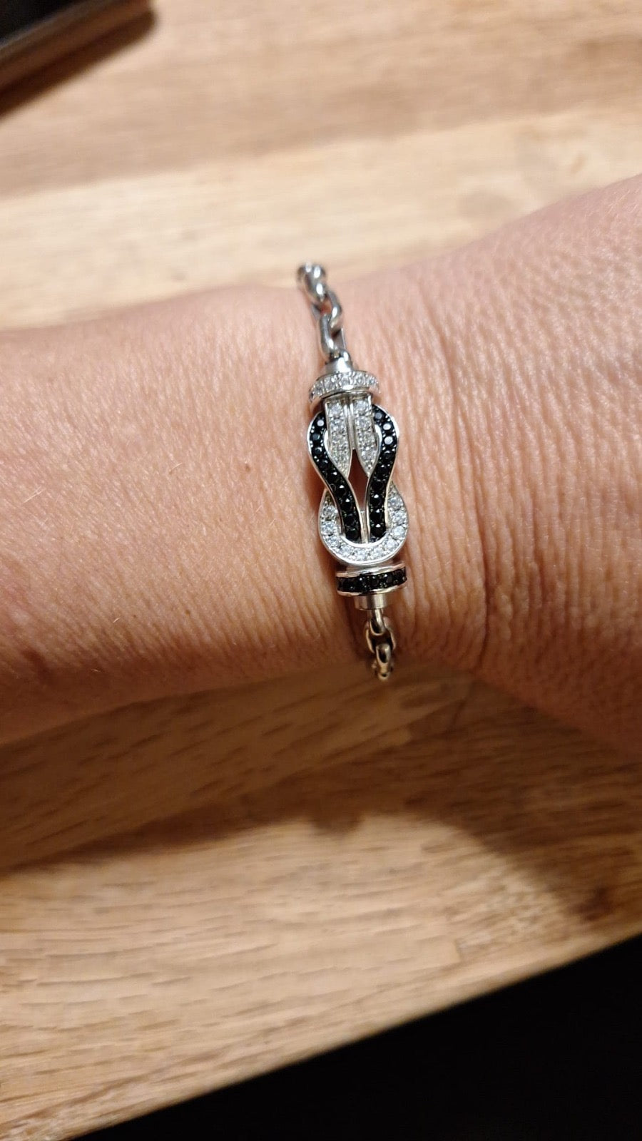 Un bracelet luxueux avec une bande maillée argentée et un fermoir infini en argent serti de zircons étincelants — JEWELLUXE™