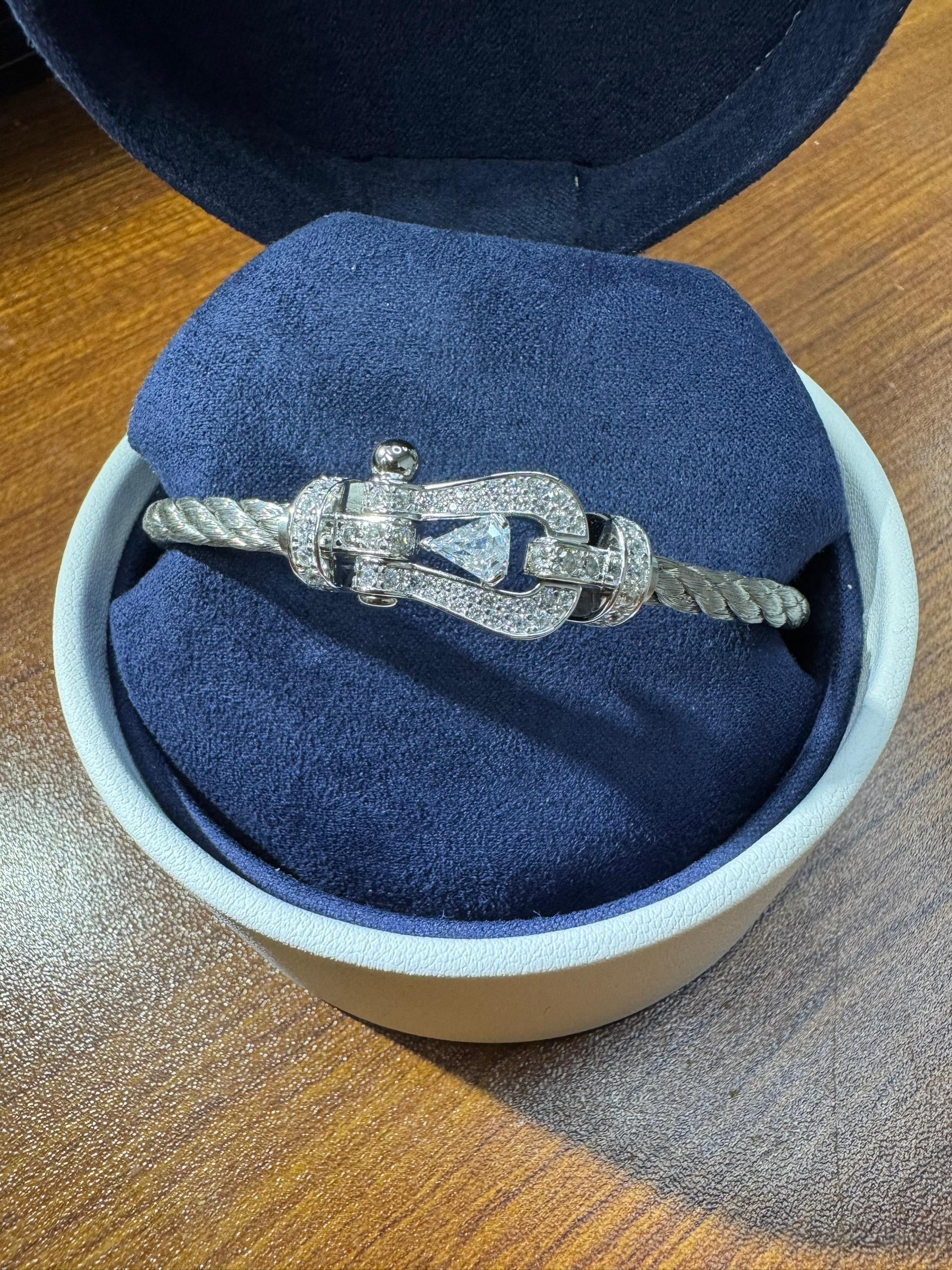Bracelet luxueux avec un bracelet en métal argenté et une boucle argentée, serti de zircons et d'une pierre centrale de 0,5 carat