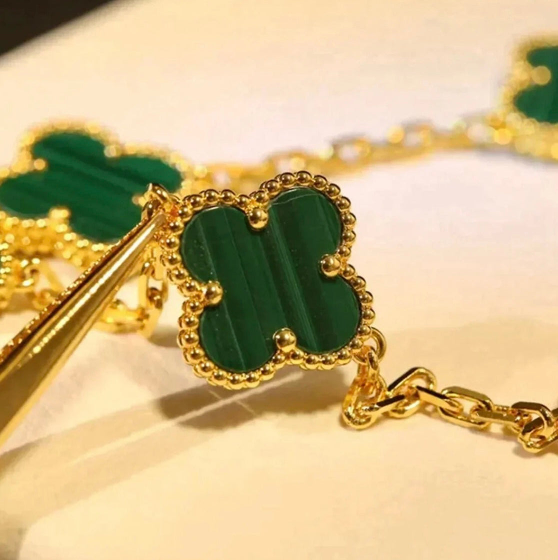 Bracelet trèfle doré avec 5 trèfles verts — JEWELLUXE™