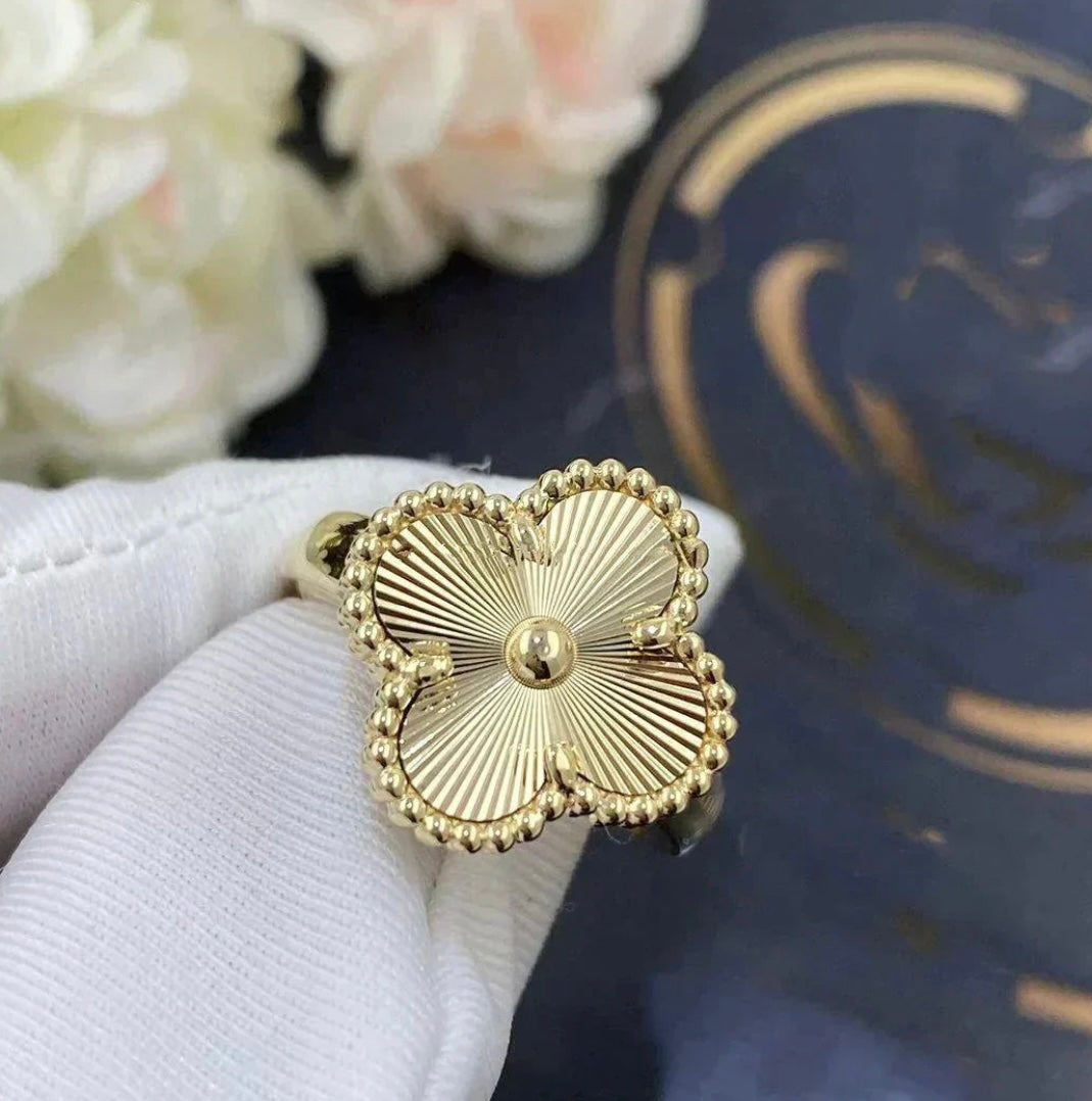 Kleeblatt-Ring – klassische Eleganz mit einem Hauch von Luxus