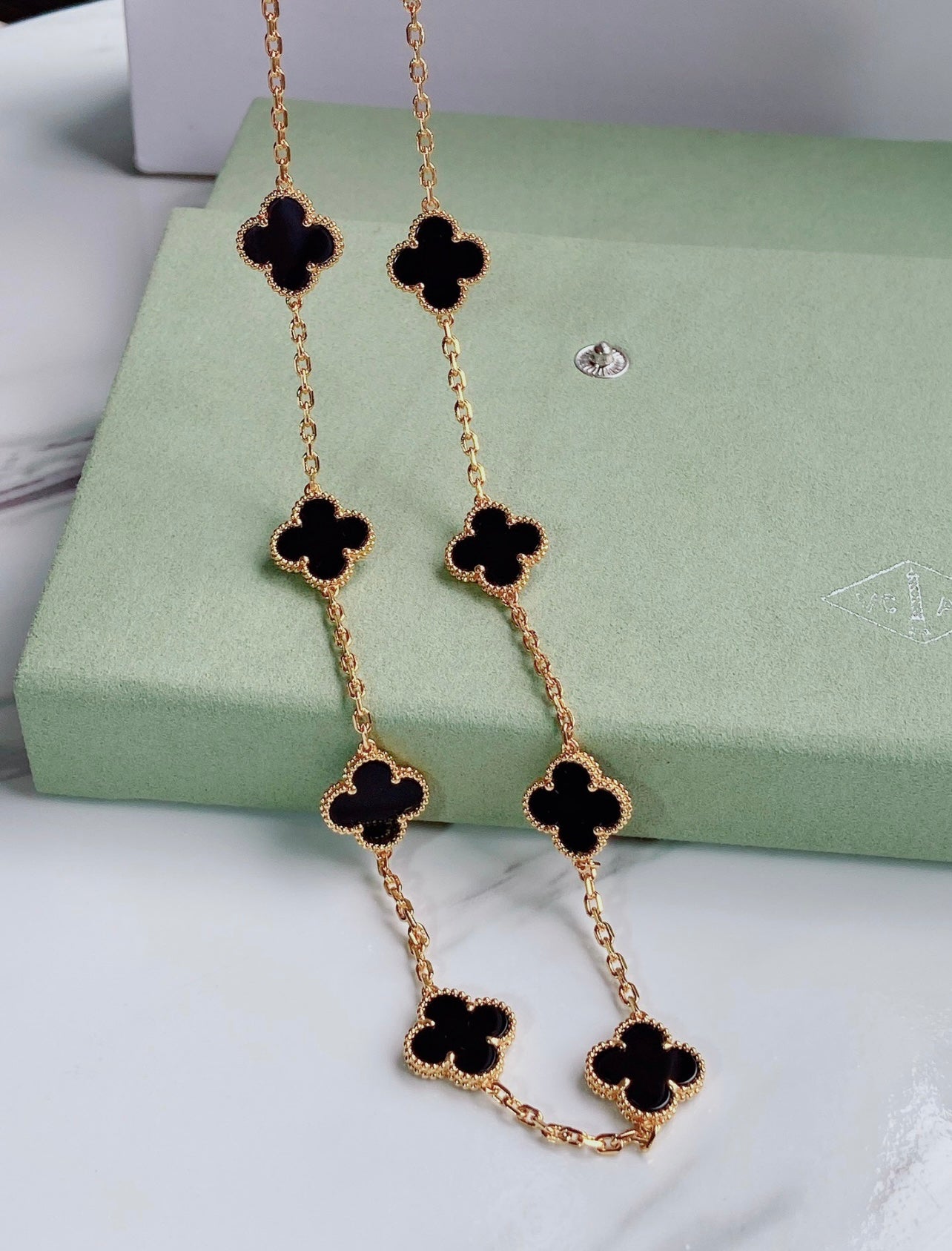 שרשרת תלתן שחור בציפוי זהב 18 קראט - יוקרה אם נגיע סטייל ויוקרה - Jewelluxe