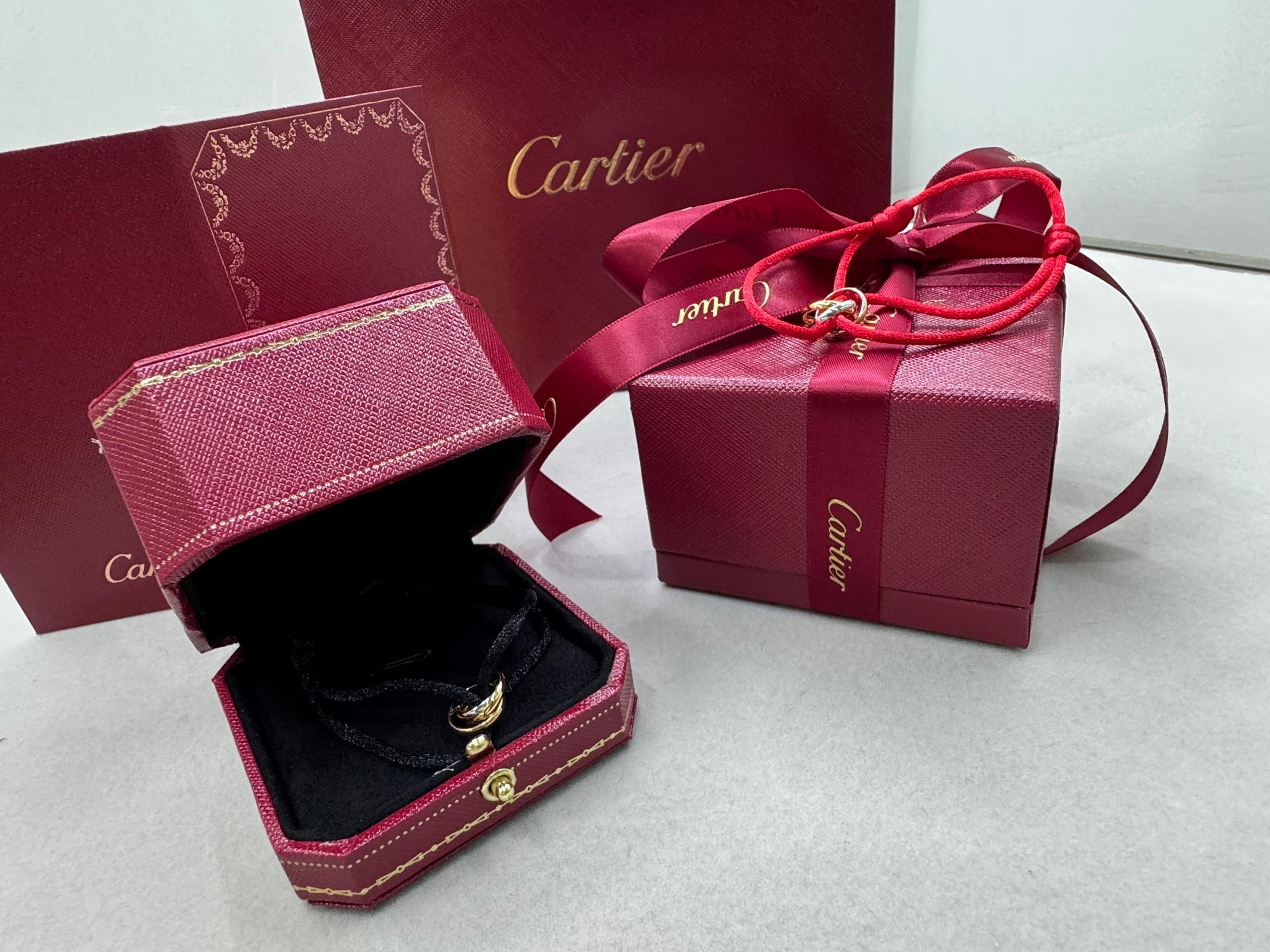 צמיד אלגנטי עם חוט בגוון שחור עם טבעת משולשת בגווני זהב