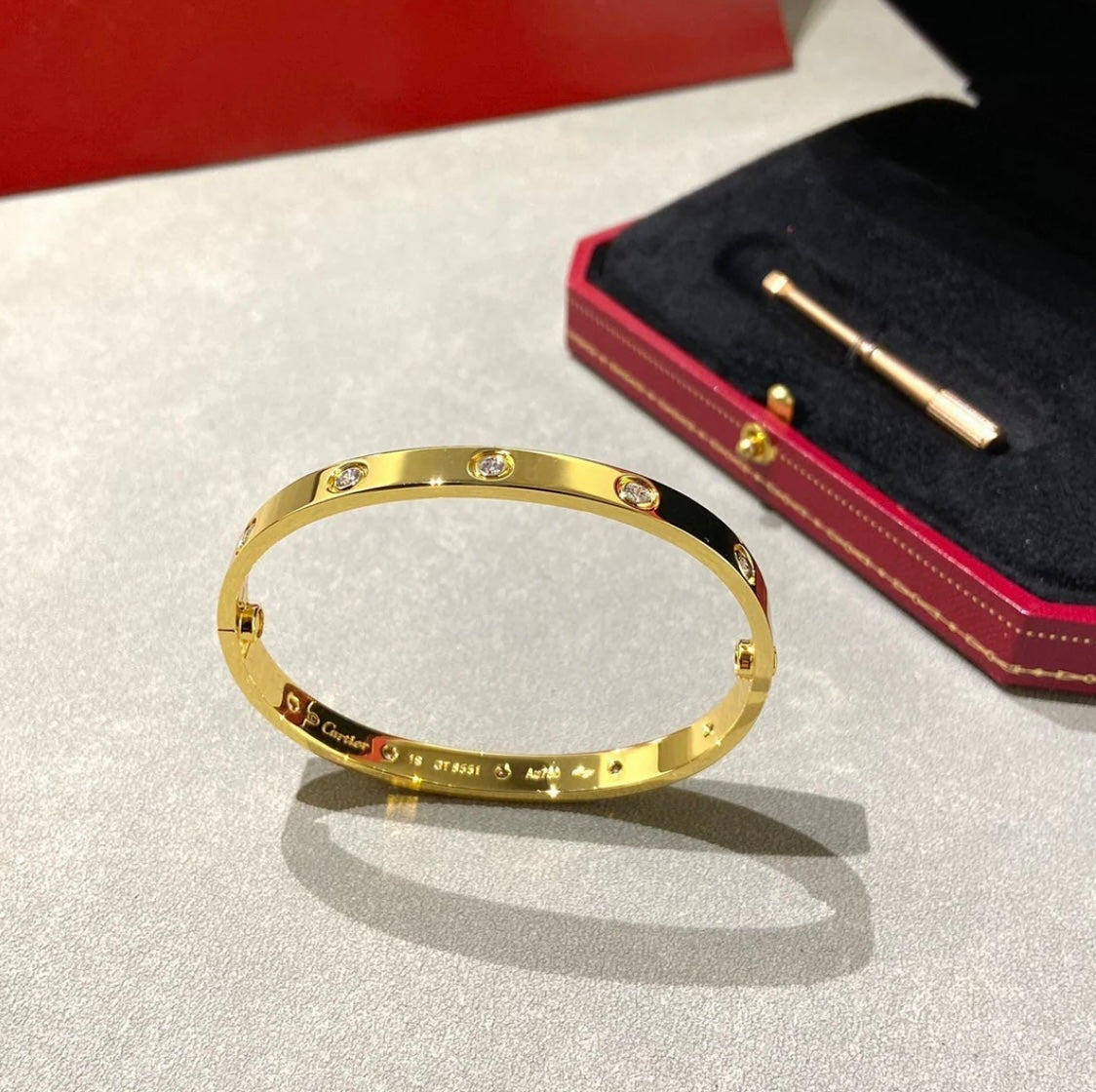 צמיד אלגנטי בגוון זהב משובץ 10 זירקונים נוצצים