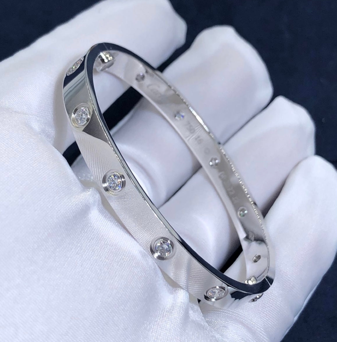 Romantisches Armband in Silberton, besetzt mit 10 funkelnden Zirkonen