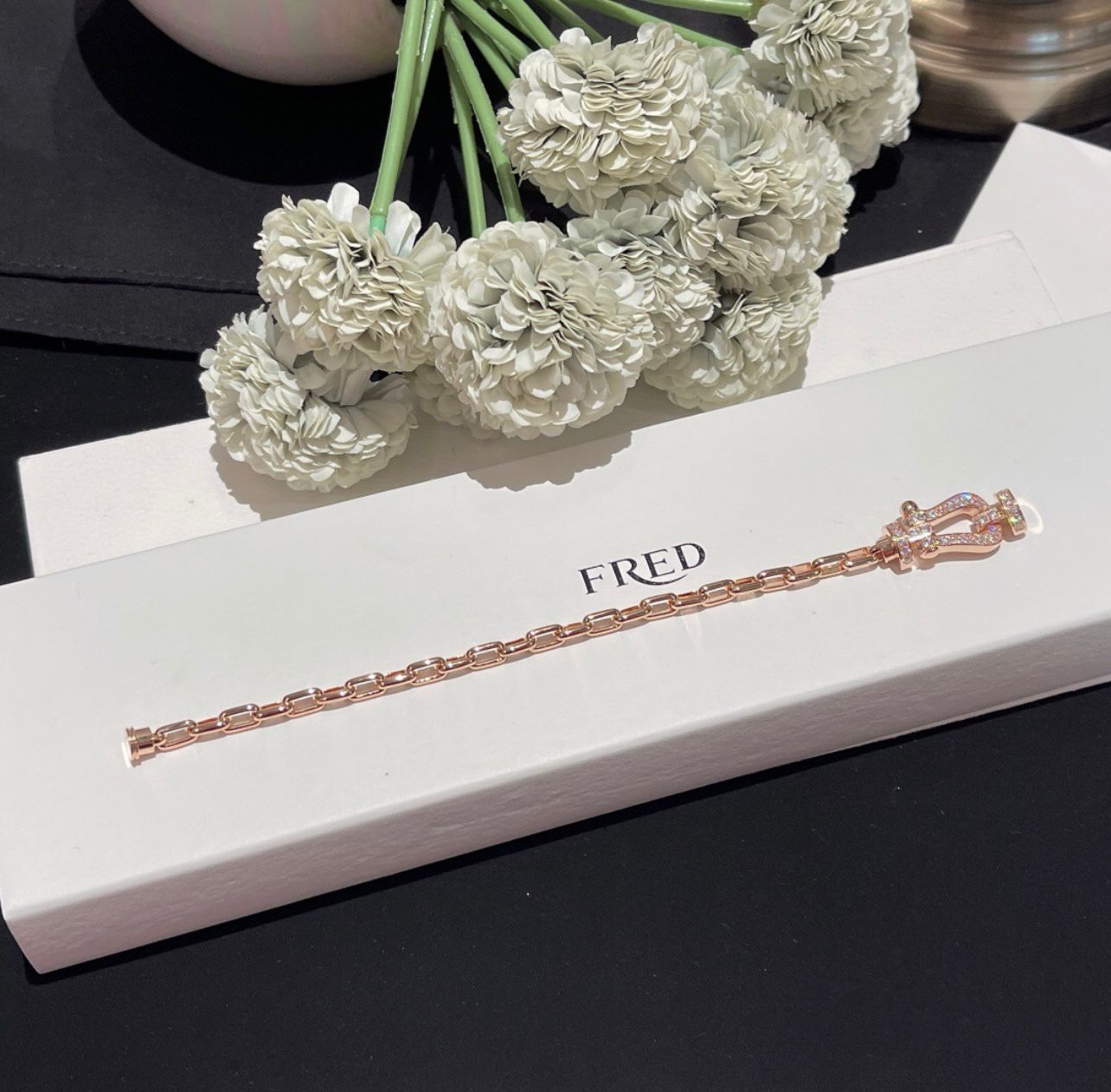 צמיד יוקרתי קלאסי עם רצועת שרשרת בציפוי זהב ורוד משובץ חצי זירקונים - Jewelluxe