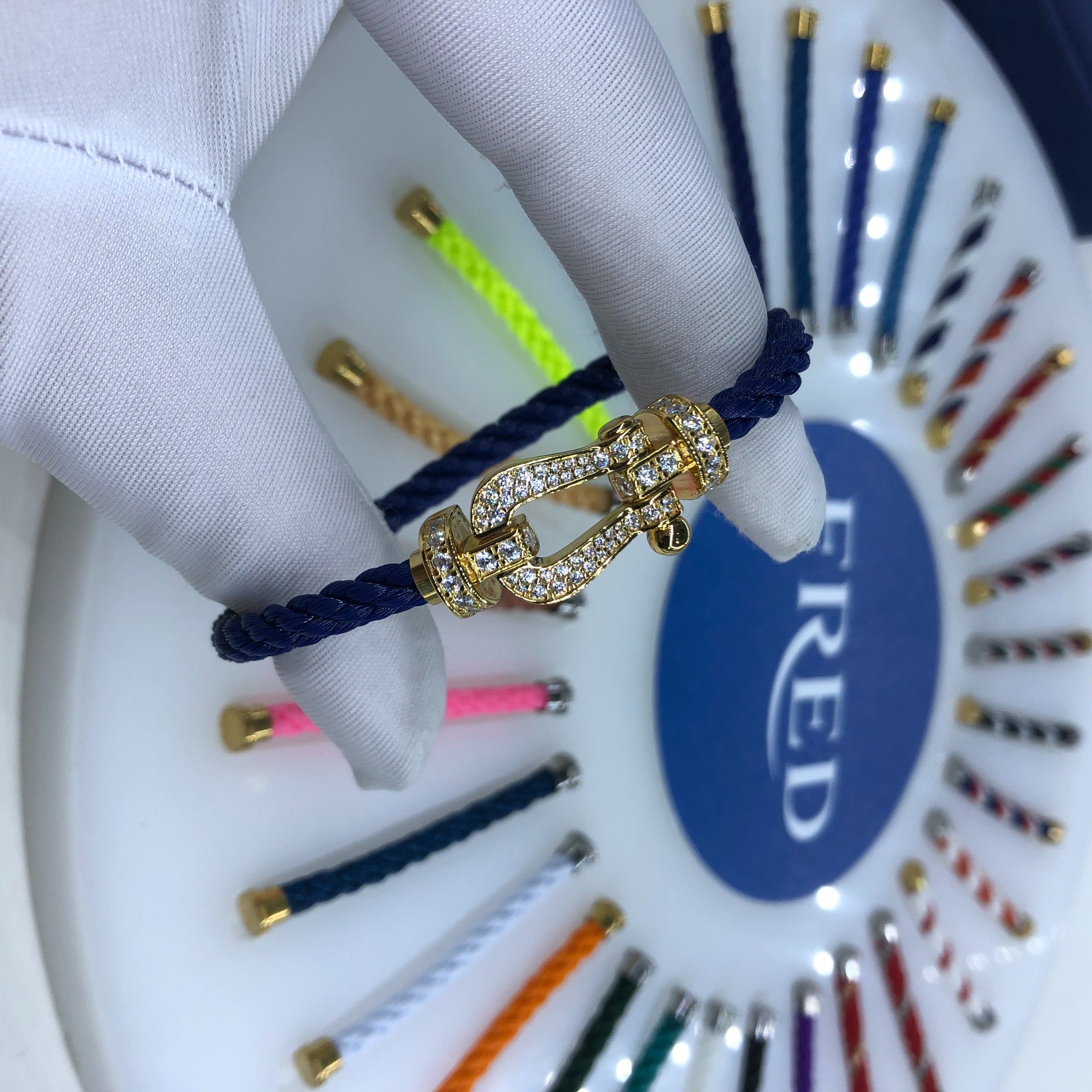 צמיד יוקרתי עם רצועת חבל כחולה ואבזם בגוון זהב משובץ זירקונים נוצצים