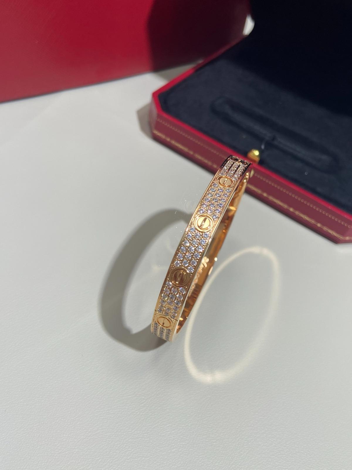 צמיד יוקרתי מצופה זהב ורוד – שילוב עיצוב מודרני ונצנוץ יוקרתי - Jewelluxe