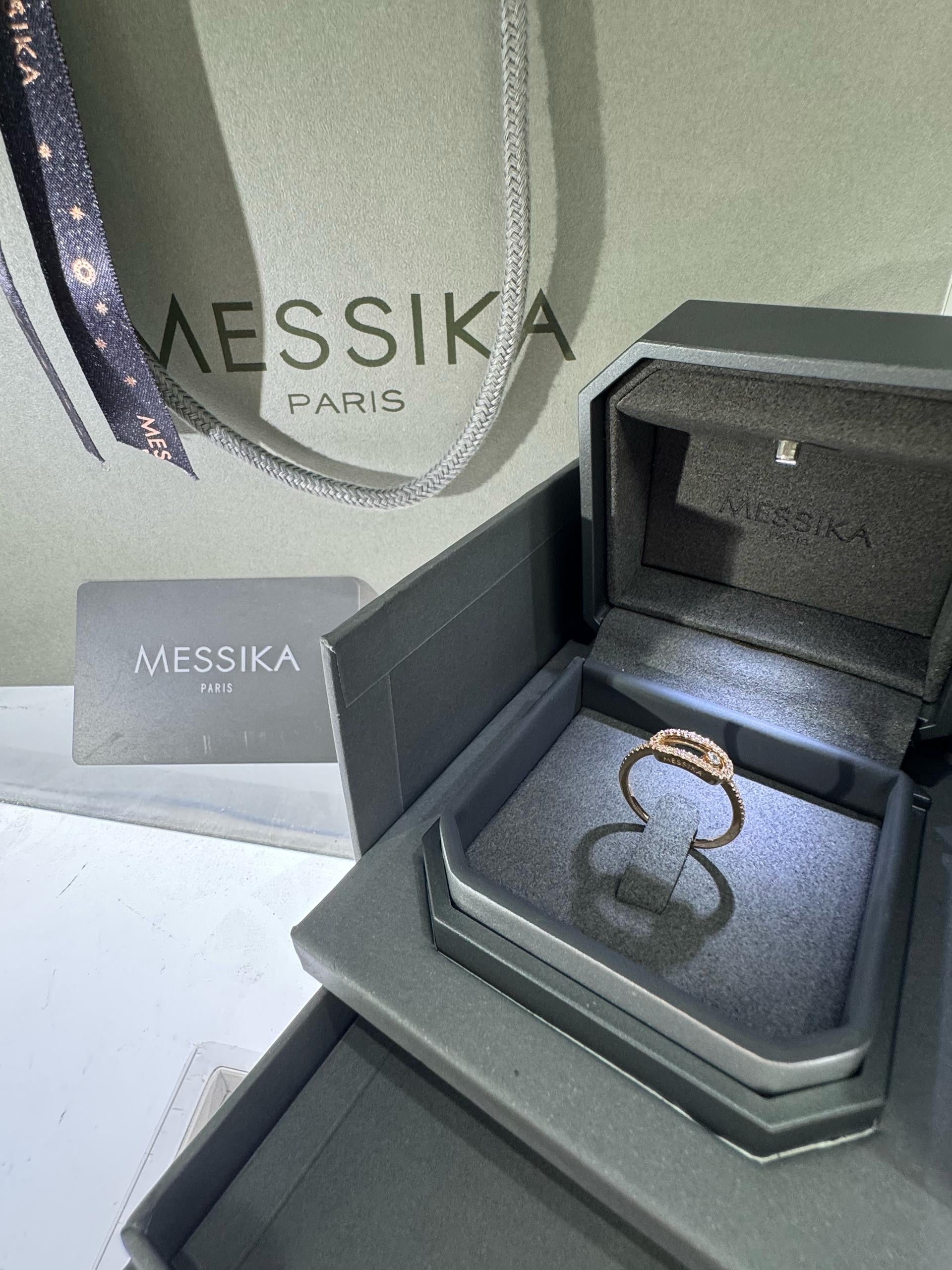 טבעת אהבה עדינה – בגוון זהב ורוד עם זירקון 1 נעים ומשובצת זירקונים מסביב