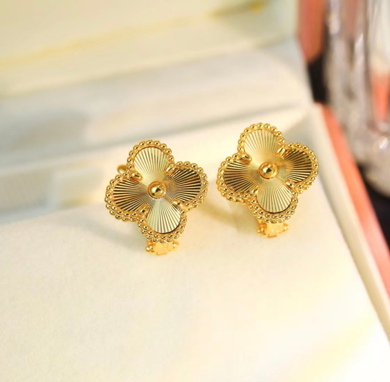 עגילי תלתן בציפוי זהב צהוב 18 קראט - Jewelluxe