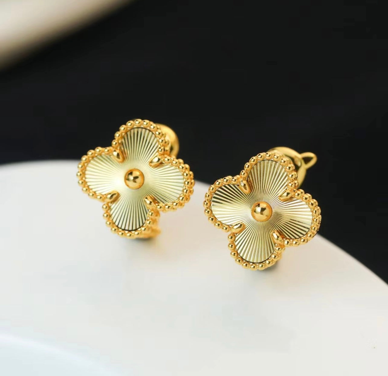 עגילי תלתן בציפוי זהב צהוב 18 קראט - Jewelluxe