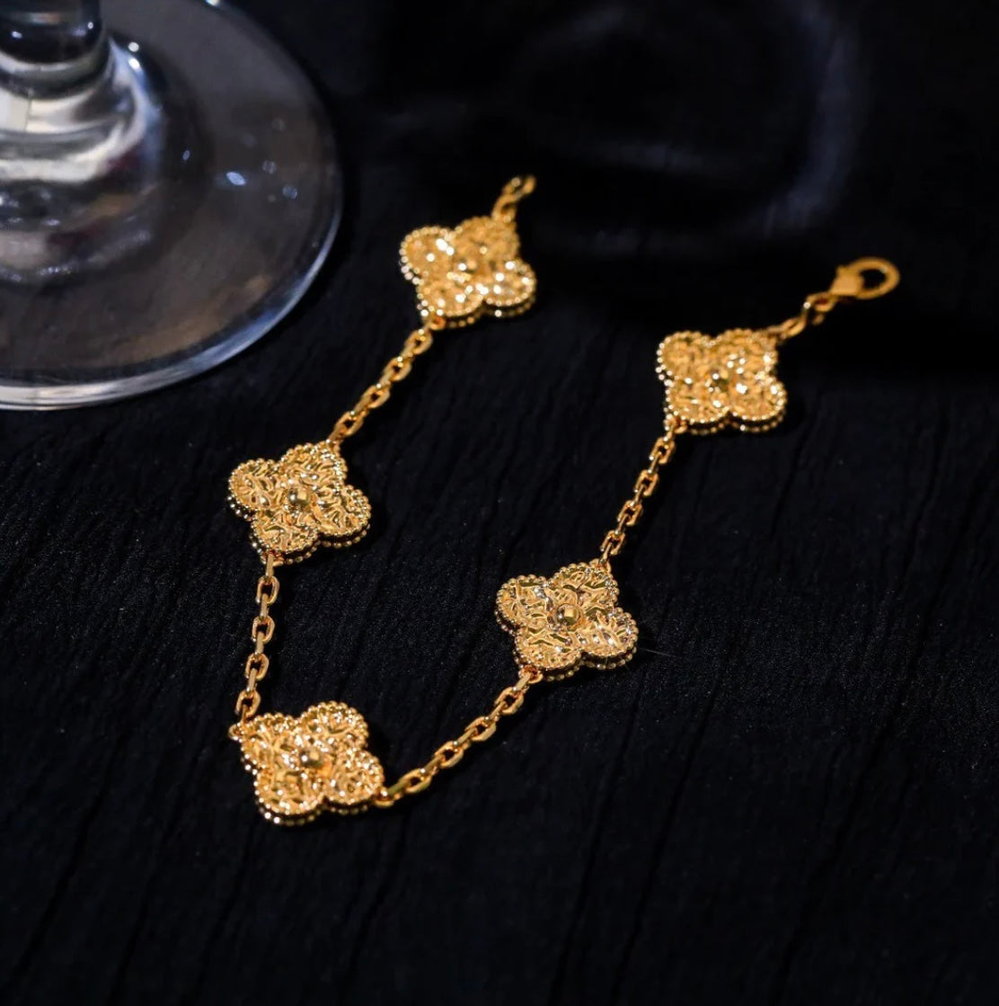 Dreiblatt-Armband mit 5 roségoldenen Kleeblättern