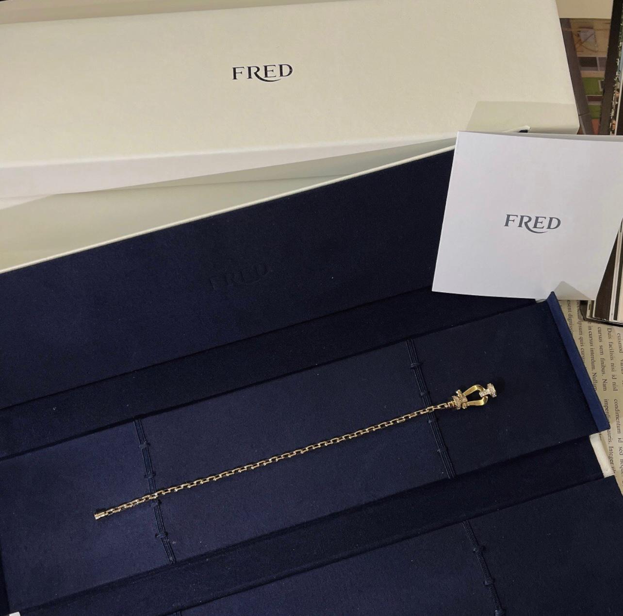 צמיד יוקרתי עם רצועת שרשרת אלגנטי עם אבזם ציפוי זהב צהוב 18k משובץ חצי זירקונים - Jewelluxe